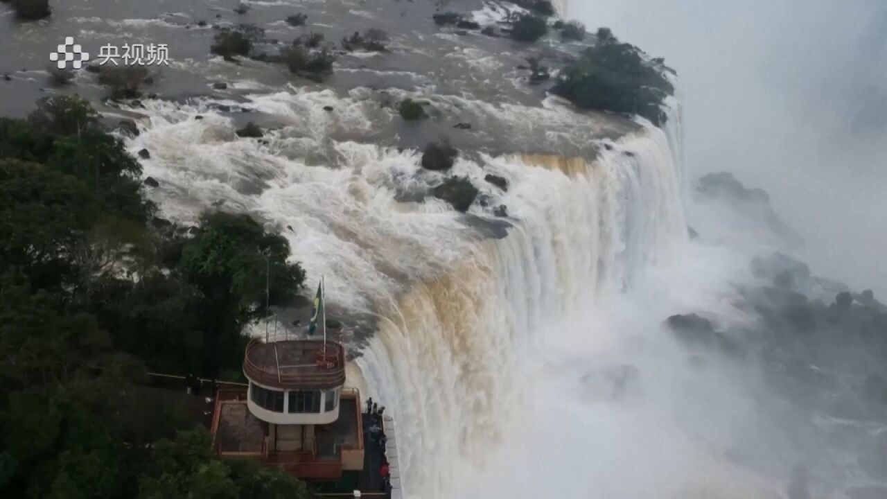 连日暴雨!世界最宽瀑布水流量增至平日的6倍