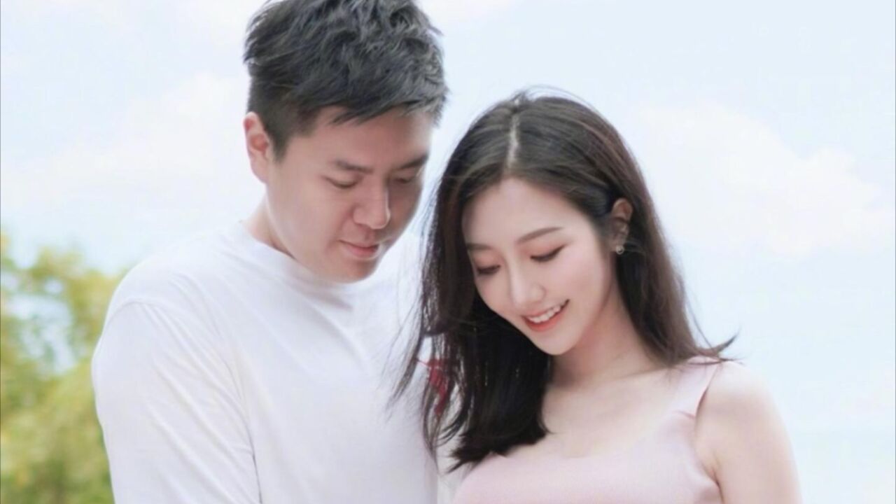 女星何依婷官宣怀孕喜讯,曾在《新闻女王》出演徐晓薇走红,老公是某物流老总