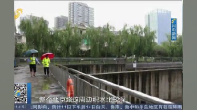 临沂城区63座闸坝提闸,及时排除城市积水,工作人员24小时监控水位