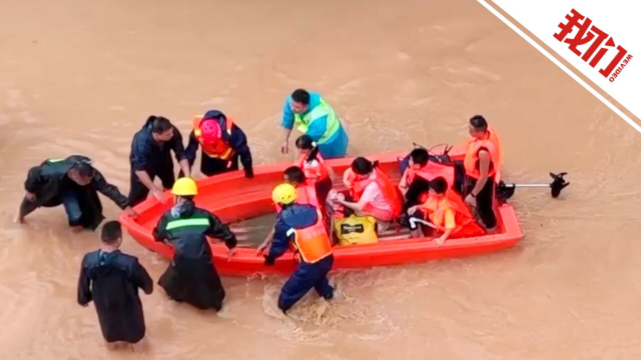 台风尾流影响福建泉州多地被淹水深3米 直击消防划皮划艇救援