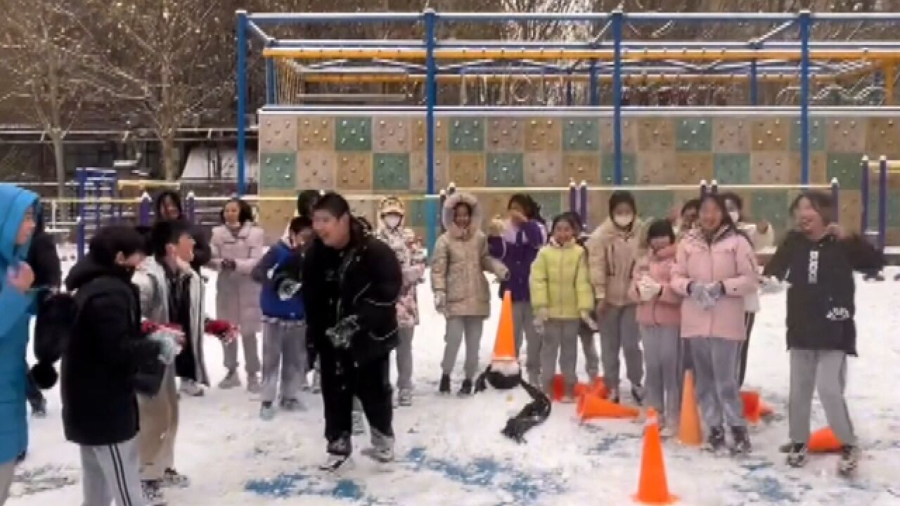 下雪天体育老师向班主任借课,带六年级学生打雪仗,众人开心欢呼