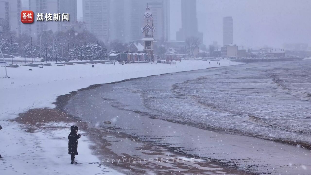 雪与海的邂逅!山东烟台大雪与海浪同框浪漫唯美