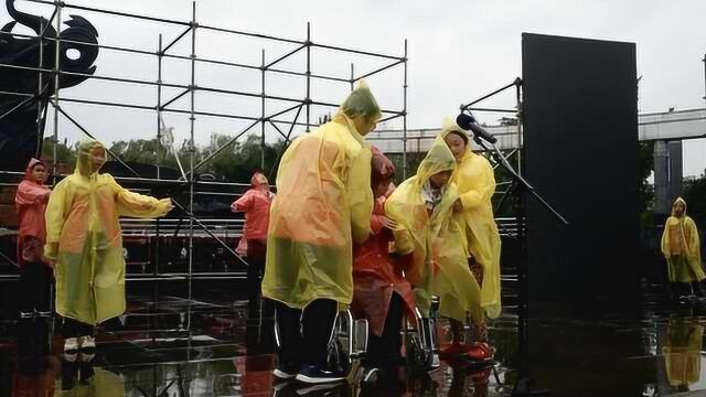 最美身影!残疾学生冒雨彩排摔倒,同伴1个动作感动全场