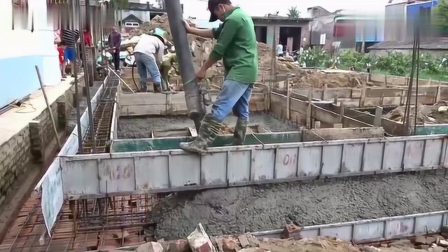 实拍农村自建房施工的全过程,看看师傅是如何使用预拌混凝土技术,长见识了