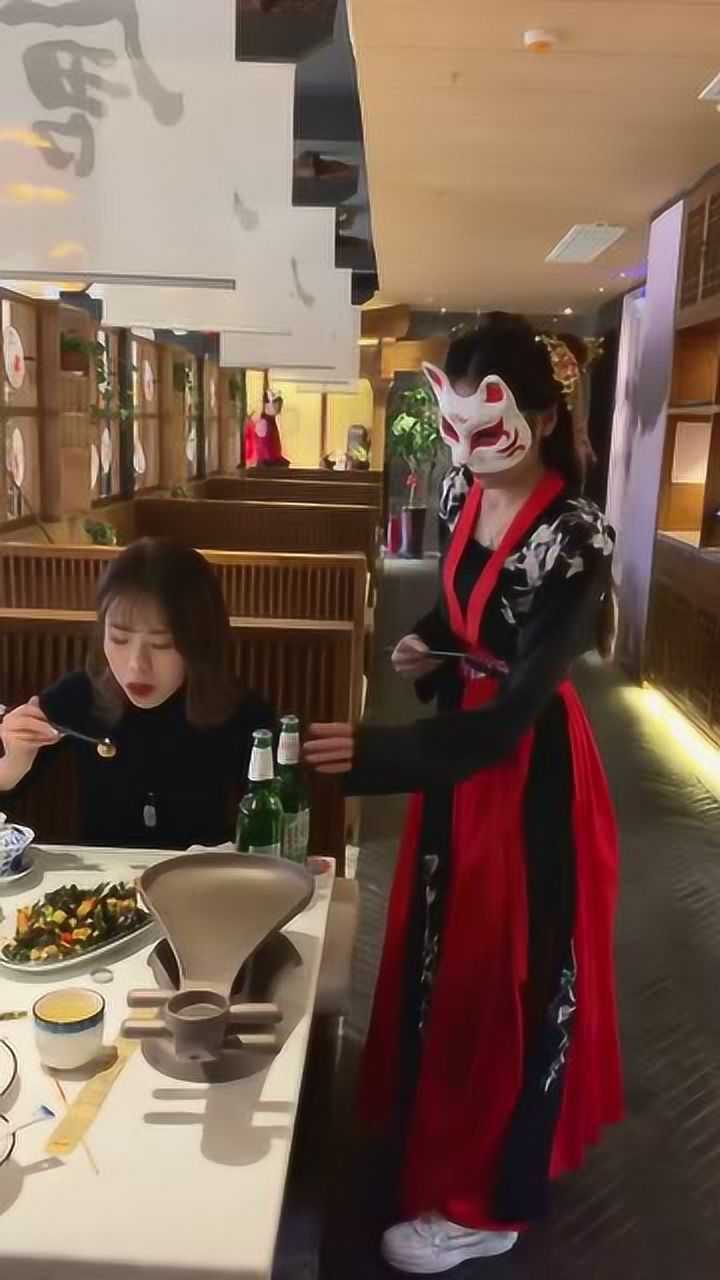 全网最帅开酒猫人成名了走路姿势都不一样高调的张扬呀