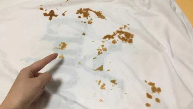 白衣服发黄有污渍难清洁?教你一招,轻松洗净不留痕迹,太实用了