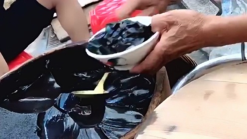这就是传说中的黑泥糊吗，看起来油光锃亮，不知味道怎么样？