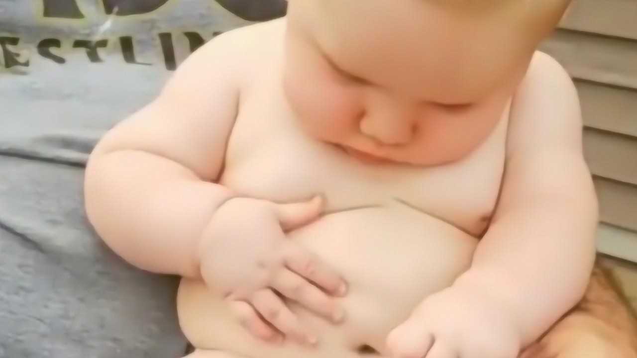 小婴儿摸肚子上的肉肉真的是可爱这小表情像极了大人