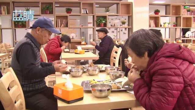 居民期盼已久的社区助老大食堂开张 每餐最多花四元钱