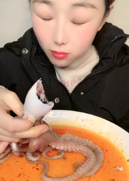海鲜吃播:这只八爪鱼有点呛人