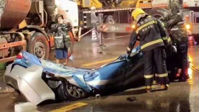 惨!海口出租车被水泥罐车压扁,车上5人当场死亡