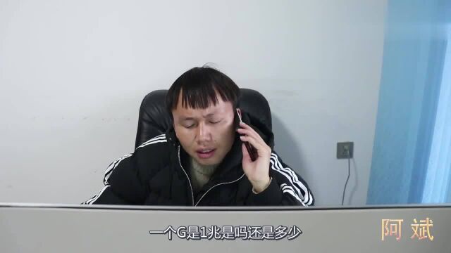 小伙接到一个客服电话,在哪和客服吹了起来,结果都是高手