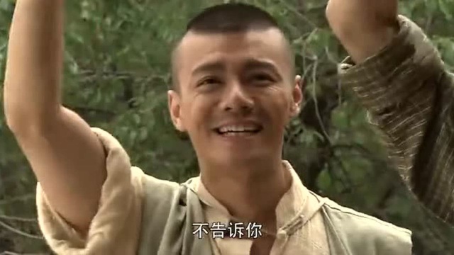 小兵使唤老头端尿盆,后来得知他是二号首长,傻了