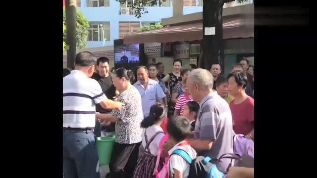 深圳南湾学校熊校长,每天送学生出门,家长帮背书包坚决予以纠正