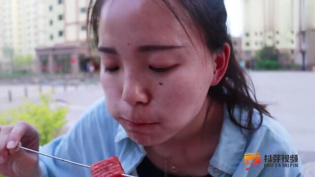 自助串串一位10元,不料美女很能吃,老板的表情真逗