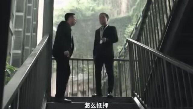 男子赶紧证明自己的存在,自己帮这个老板开车的