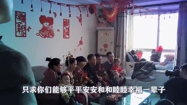 实拍迎亲现场:新郎官亲新娘的脚,你们那边有这样的习俗吗?