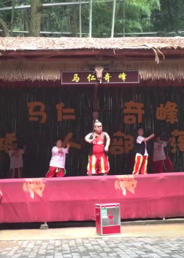 云南少数民族表演，看着小矮人们的表演，真搞笑 - 腾讯视频