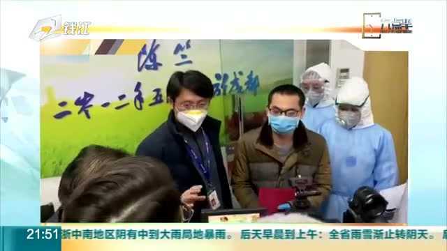 武汉首位康复患者现场捐献血浆 并领取证书