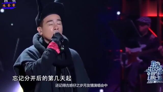 陈小春现场演唱《相依为命》,应采儿台下甜蜜互动,她在闹他在笑