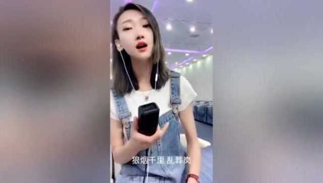 美女翻唱《你别再问我》太好听,这首歌要多嗨有多嗨!