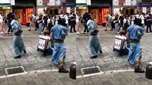 实拍日本街头的一幕,环卫工浪人真逗,捡垃圾也这么有仪式感