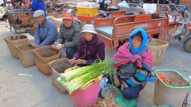 永胜金官街子天好热闹,街上摆满了各种生活用品,5天才赶一次集