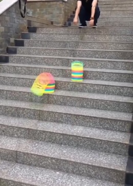 自己上台阶，不可思议太神奇了