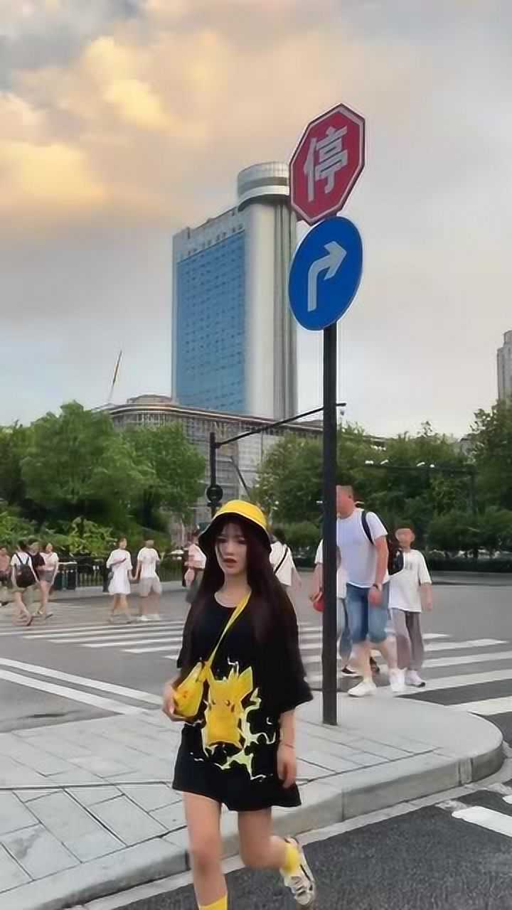 第一次见不甩头的小婵猫穿着清新淡雅笑起来更甜了
