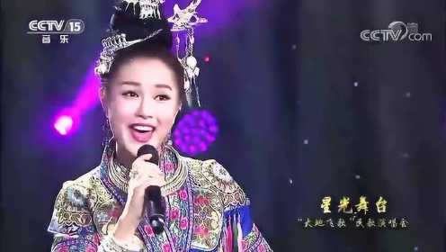 王馨演唱《心心相印》，民族服饰太抢眼，歌声宛如人间天籁！