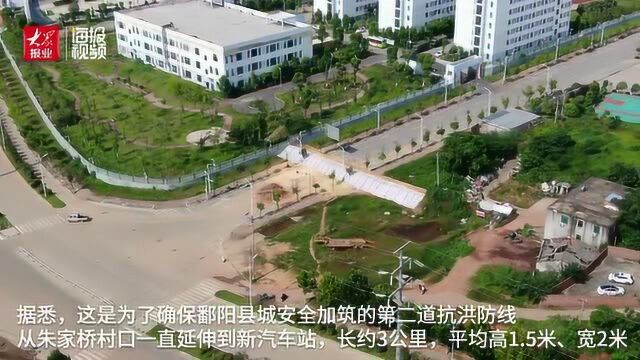 被洪水围困的鄱阳县城:城区内筑起高约两米绵延数公里的第二道“堤坝”