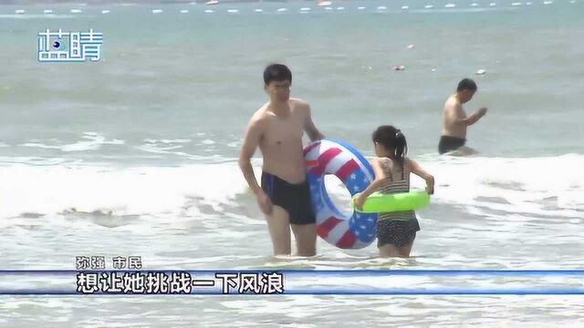 洗海澡啦! 海水浴场游客多