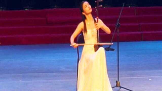 二胡演奏家张玥演奏《红梅随想曲》,音色唯美,醉人心扉