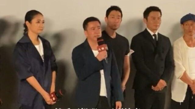 华谊兄弟CEO王中磊出席《八佰》首映礼,他在发言中数次哽咽,说等首映这天等了463天,每一天《八佰》都出现在自己的脑子里