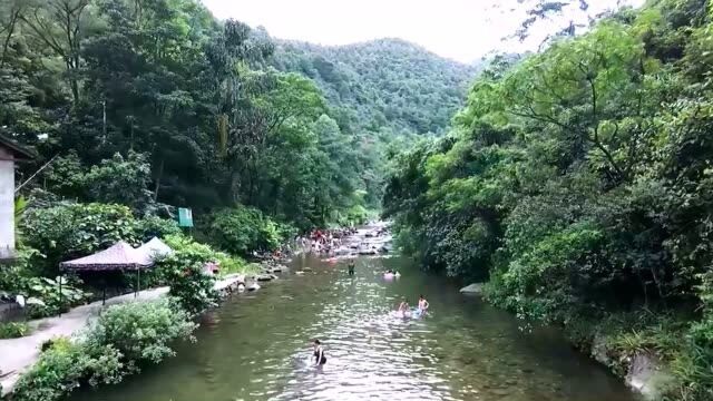 航拍广西上林大明山脚下一道河流,是南宁后花园一夏天游山玩水的好地方