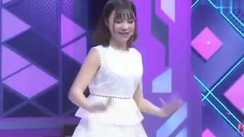 现在就告白：美女上台向男神告白，掀开裙子那一刻，全场懵了！