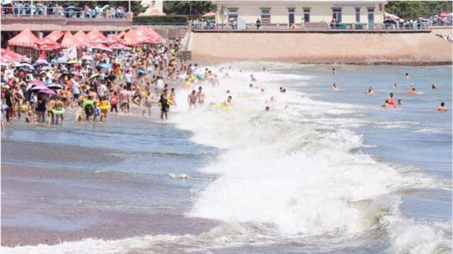 青岛海水浴场一天迎客32万,沙滩送来夏日清凉吃海鲜喝啤酒洗海澡