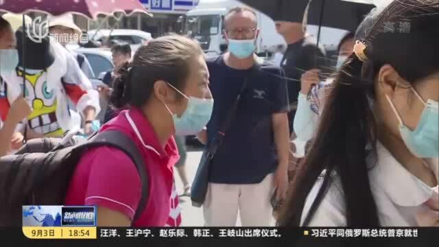 新闻特写:没有家长帮忙的“新生报到”