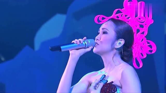 谢安琪现场演唱《十字架》歌声情感真挚,超好听的一首粤语歌!