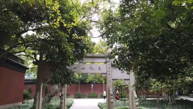 五代十国吴越国王钱镠的钱王祠位于西湖南岸,与岳王庙隔湖相望!