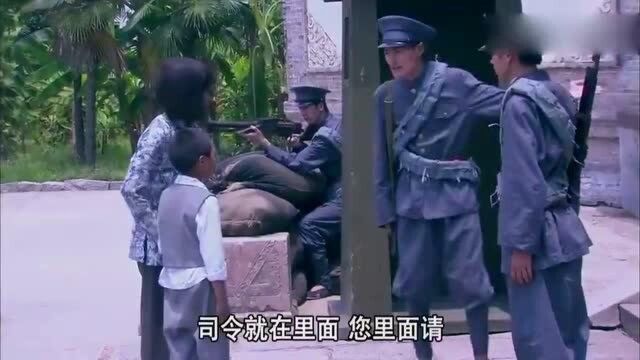 司令门口来了一个女乞丐,还带着一个小乞丐,没想到竟是司令夫人