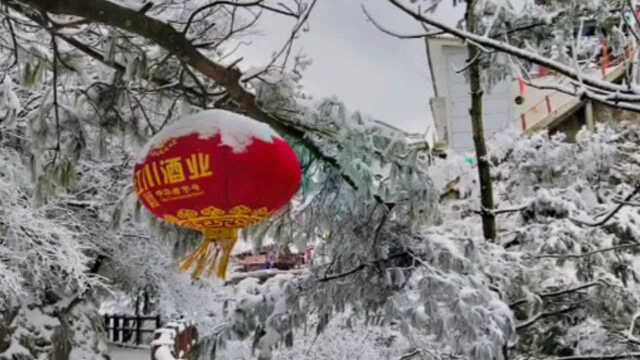 航拍中国:故乡的原风景,雪后鸡峰山