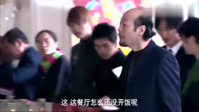 售楼大姐好心接待蹭吃大叔,还给他餐券,不料大叔直接全款买5套