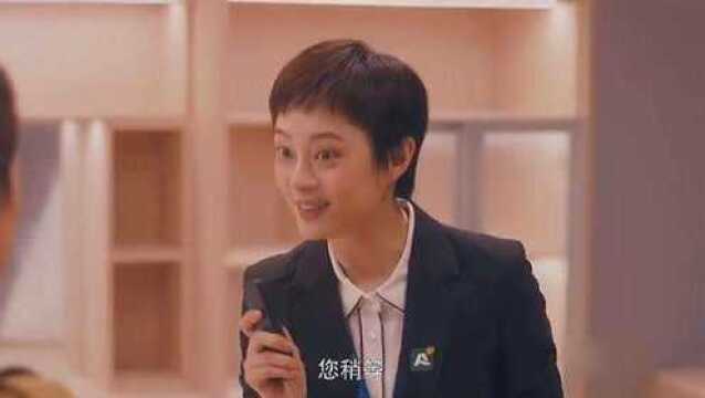 顾客原本不满意的房间,听完美女销售的一番话,顾客立即下单!