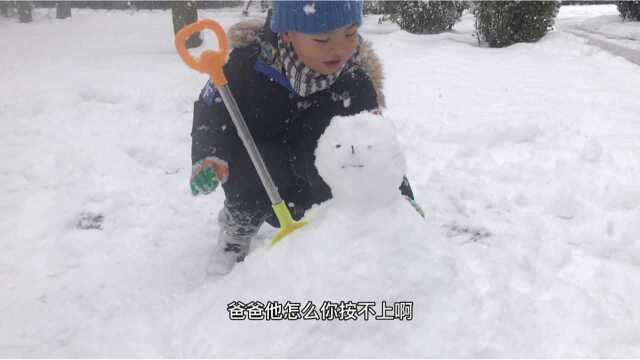 冒着鹅毛大雪堆雪人,雪实在是下的太大了.堆完赶紧跑