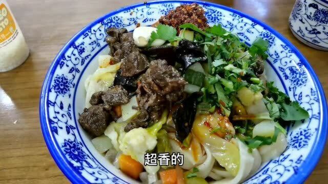 西安小巷吃马家兰州牛肉面,13一碗两个人吃饱,店里人全天多