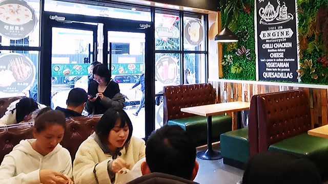 川藏线左贡县城的西式汉堡店,不比内地一些大城市的差