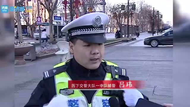 火爆全网!辅警街头下跪,原因让人动容……