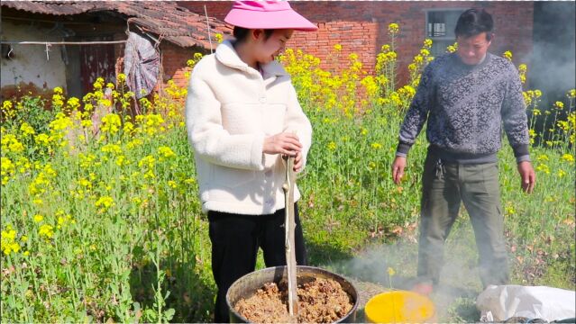 你知道蜂窝除了装蜂蜜还能做什么?看蜂妹变废为宝、熬制成蜡去卖