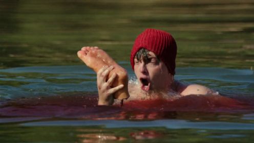 恐怖电影《僵尸海狸》：激情男女去湖中戏水，却遭遇恐怖水怪袭击